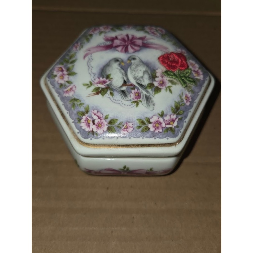 Heritage House 1987 Valentine  Porcelain Music Box Let Me Call You Sweetheart
